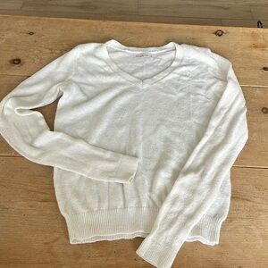 Abercrombie & Fitch White lightweight sweater. V Neck. Size S